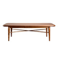 **Technische titel in het Nederlands:** **Elegante houten salontafel met kruisframe**